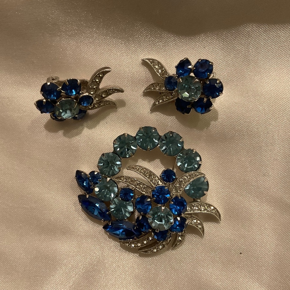 VINTAGE EISENBERG ICE BLUE CRYSTAL BROOCH & CLIP-ON EARRINGS